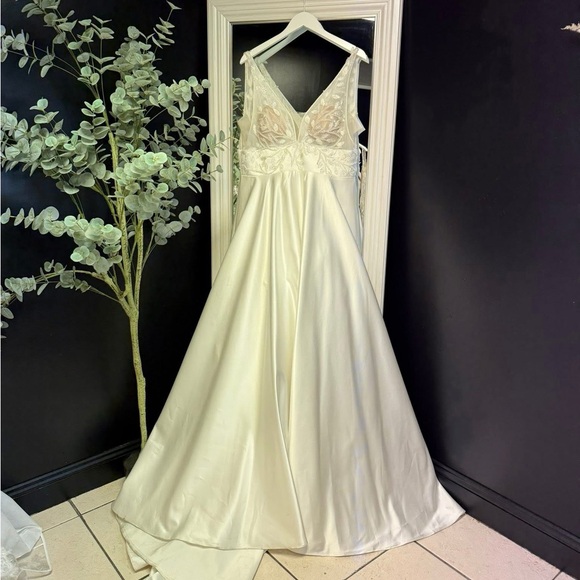 Elegant White Evening Gown - Picture 2 of 3